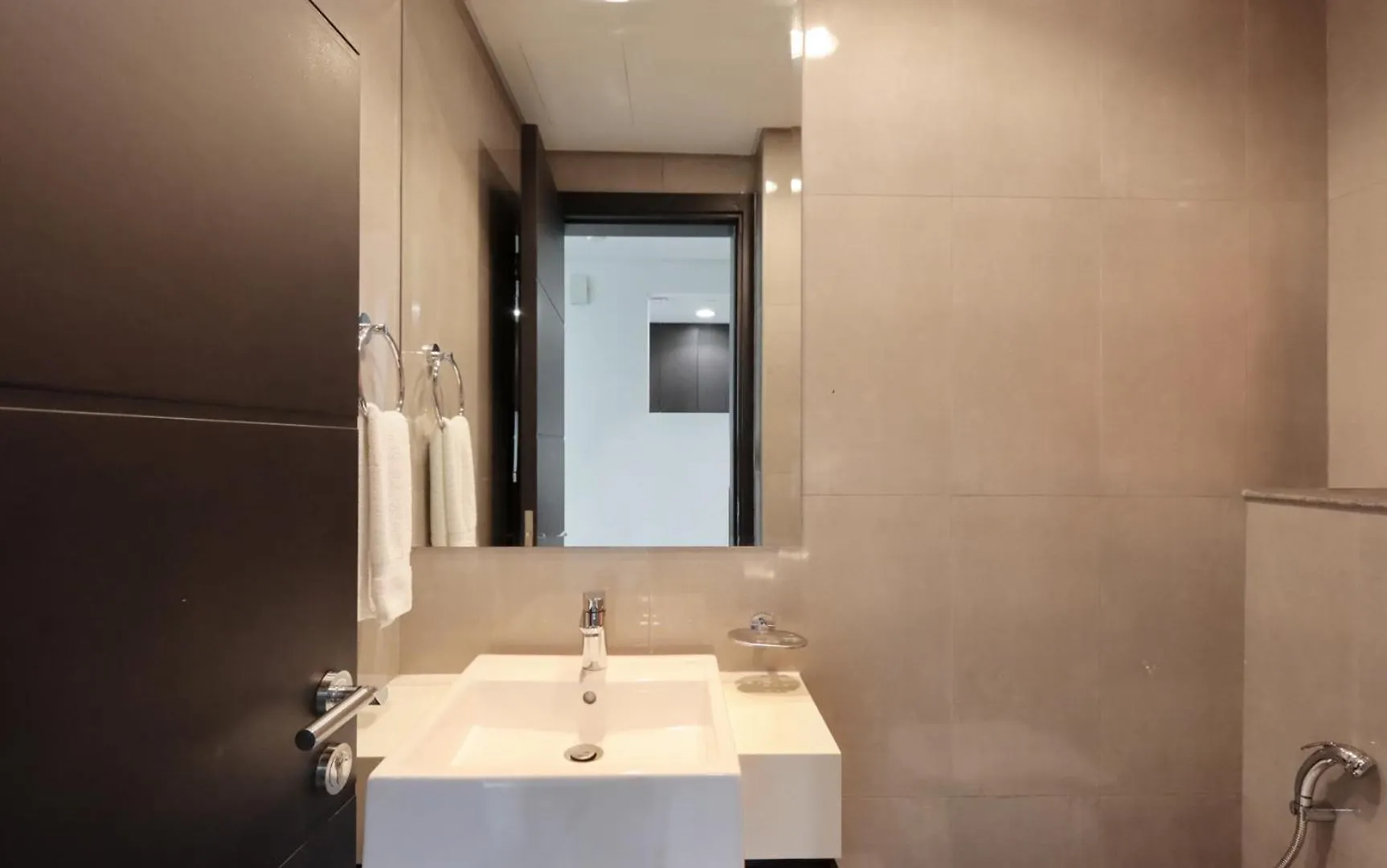 Livbnb Suites - Bright 1 Bedroom Suite In Merano Tower Dubai United Arab Emirates