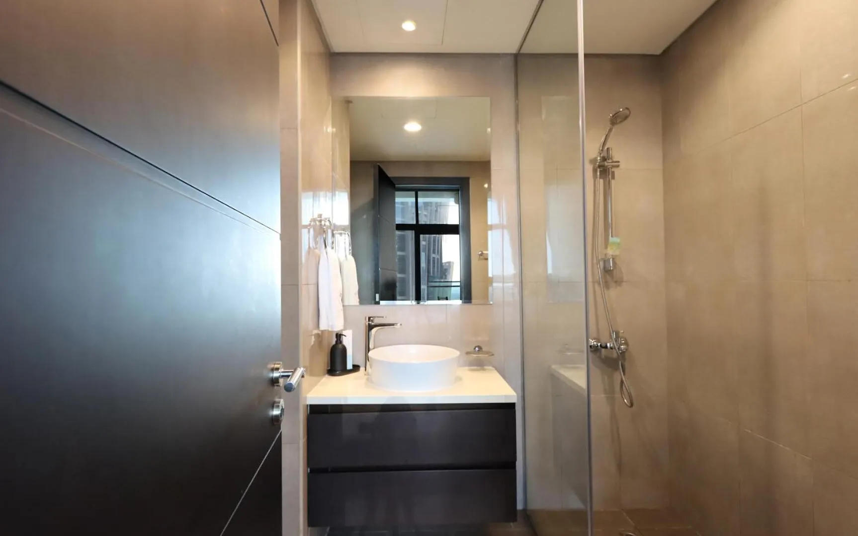 Livbnb Suites - Bright 1 Bedroom Suite In Merano Tower Dubai 0*,