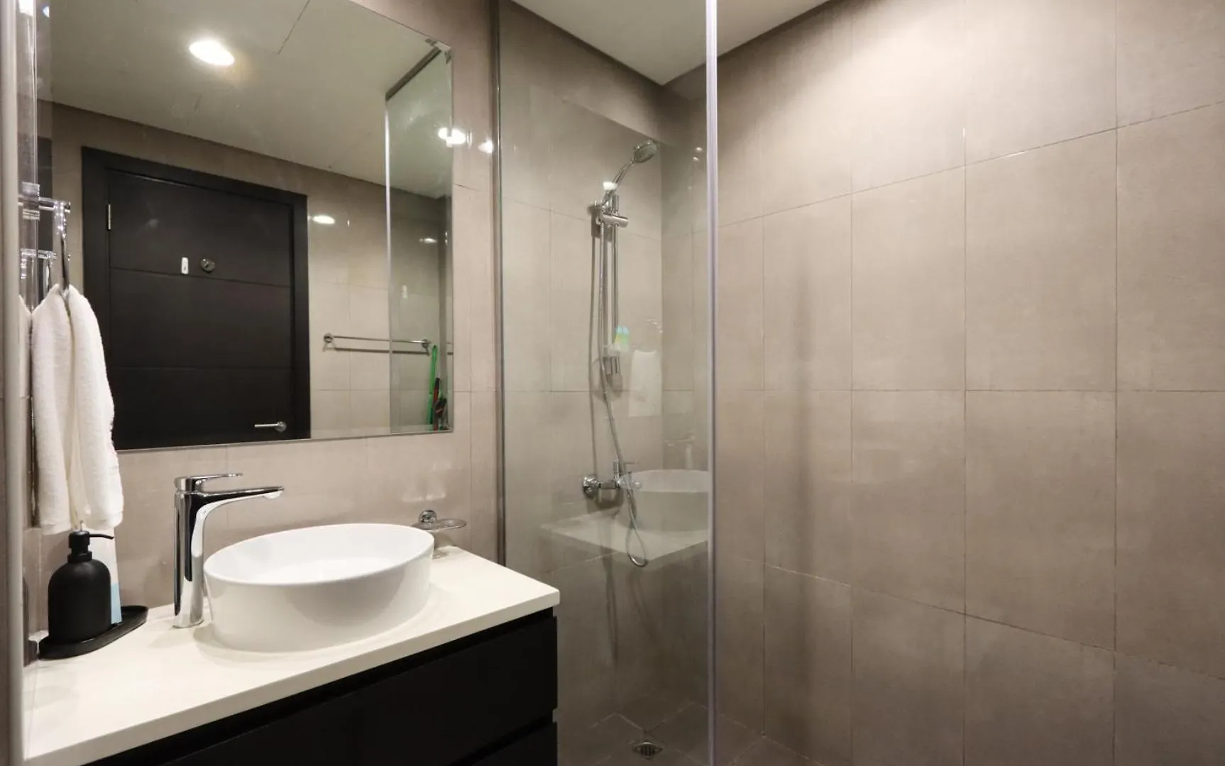 Apartment Livbnb Suites - Bright 1 Bedroom Suite In Merano Tower Dubai United Arab Emirates